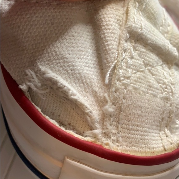 Converse All Star White low profile w red accents. CON0339 - Picture 3 of 10